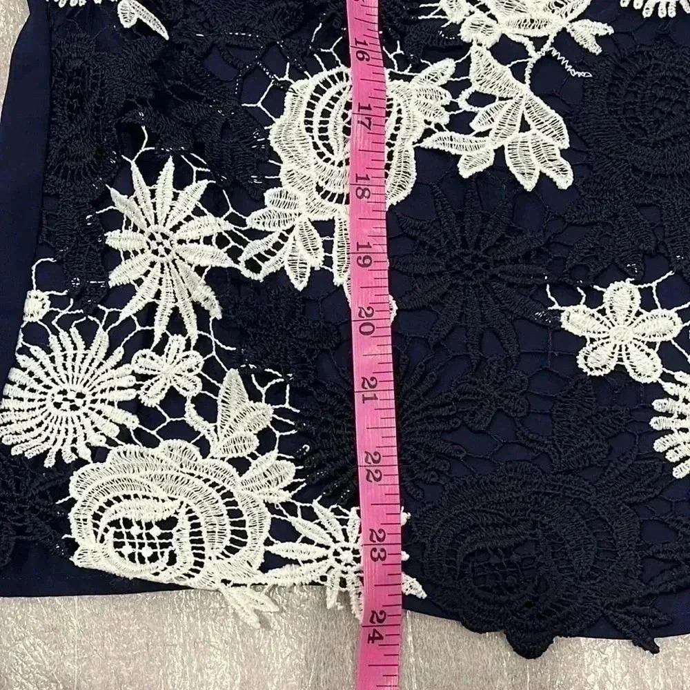 ❤️2/$30❤️[M]Banana Republic Cotton Floral  Laced Overlay V Neck Tank Top - Picture 7 of 7